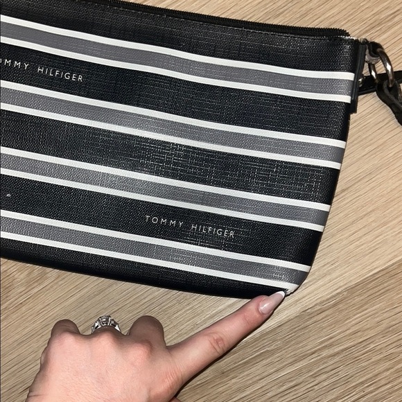 Tommy Hilfiger Black and White Crossbody Bag FLAWS SHOWN - Picture 7 of 12